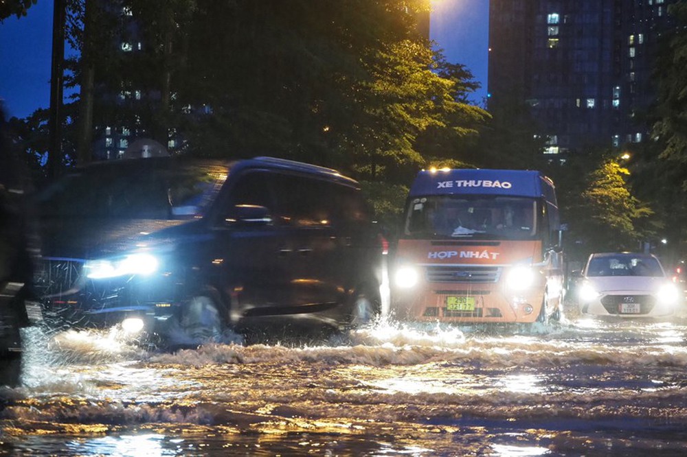 Hà Nội: Rác thải ngập đường sau cơn mưa lớn chiều 31/7 - Ảnh 13.