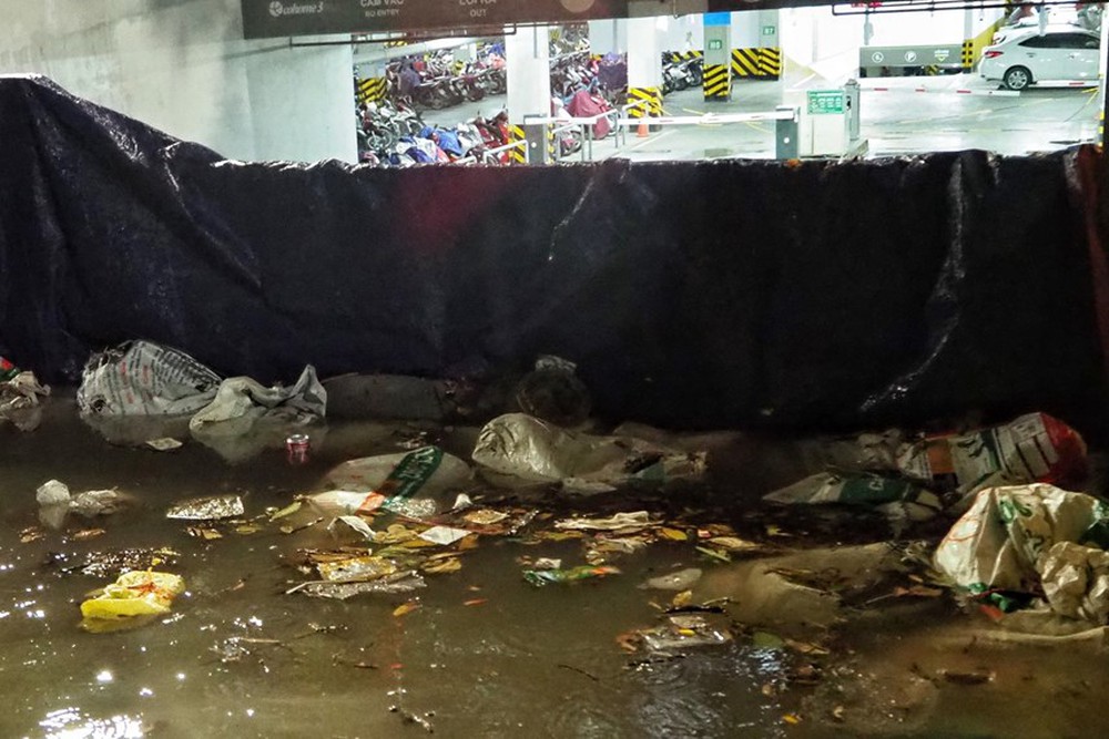 Hà Nội: Rác thải ngập đường sau cơn mưa lớn chiều 31/7 - Ảnh 4.