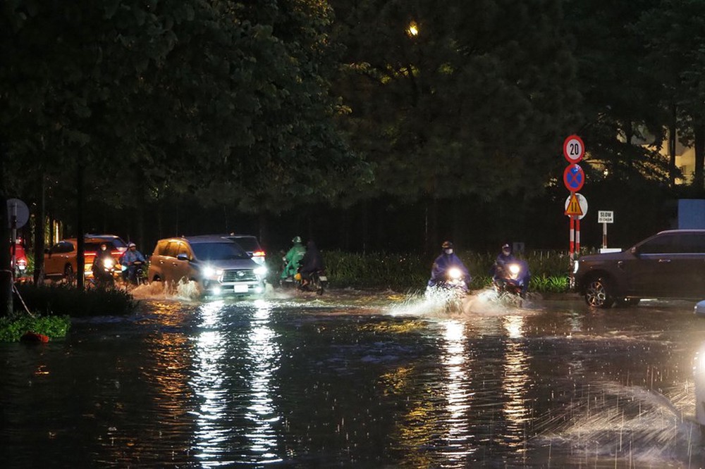 Hà Nội: Rác thải ngập đường sau cơn mưa lớn chiều 31/7 - Ảnh 1.