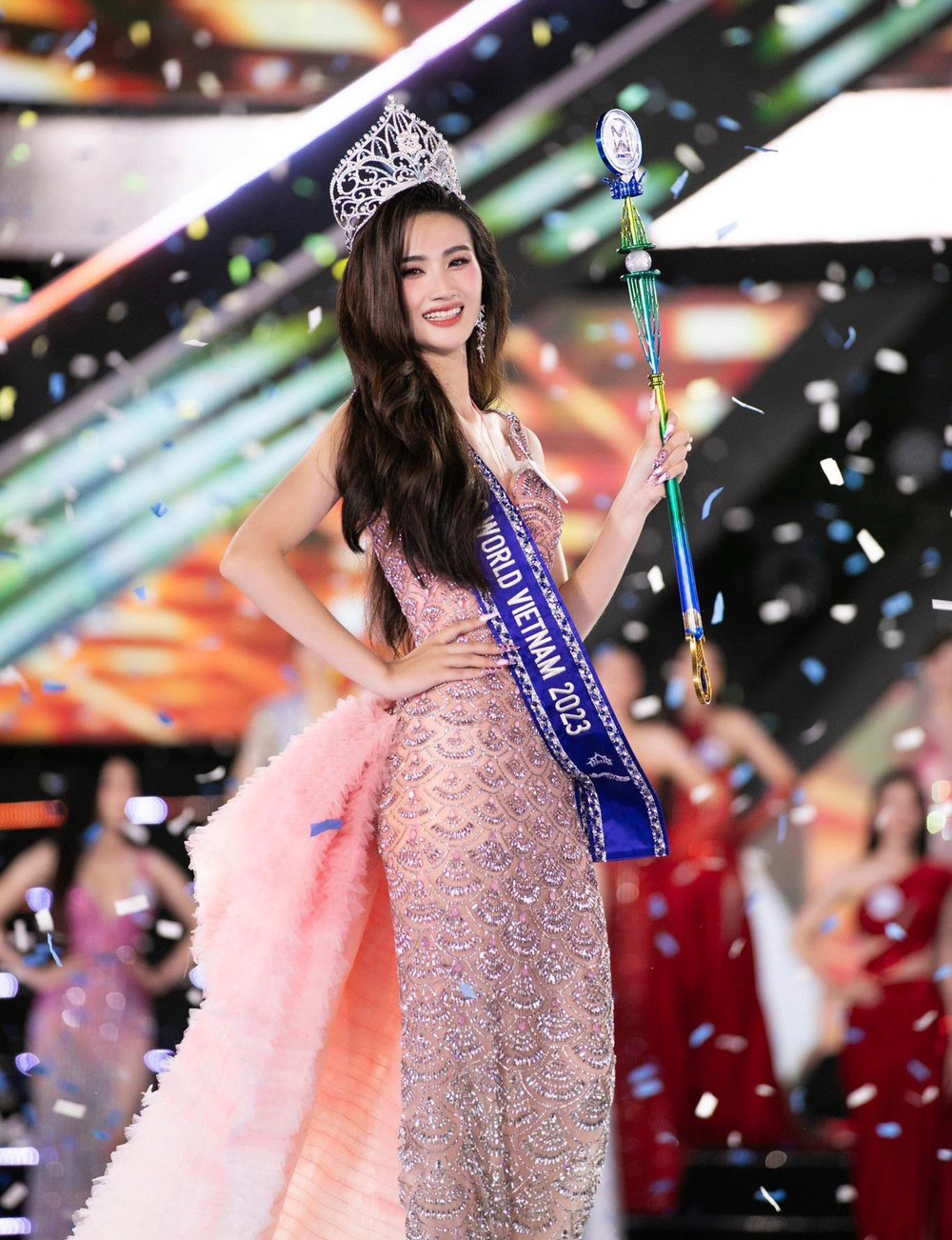 Fan Việt bị nói kém văn minh khi chê Ý Nhi trên trang chủ Hoa hậu Thế giới - Ảnh 1.