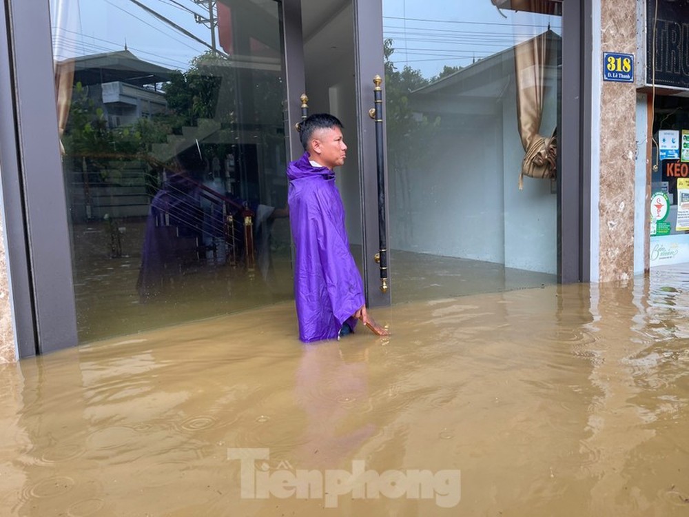 Mưa lớn, ngập sâu, người dân bơi phao trên phố Lào Cai - Ảnh 6.