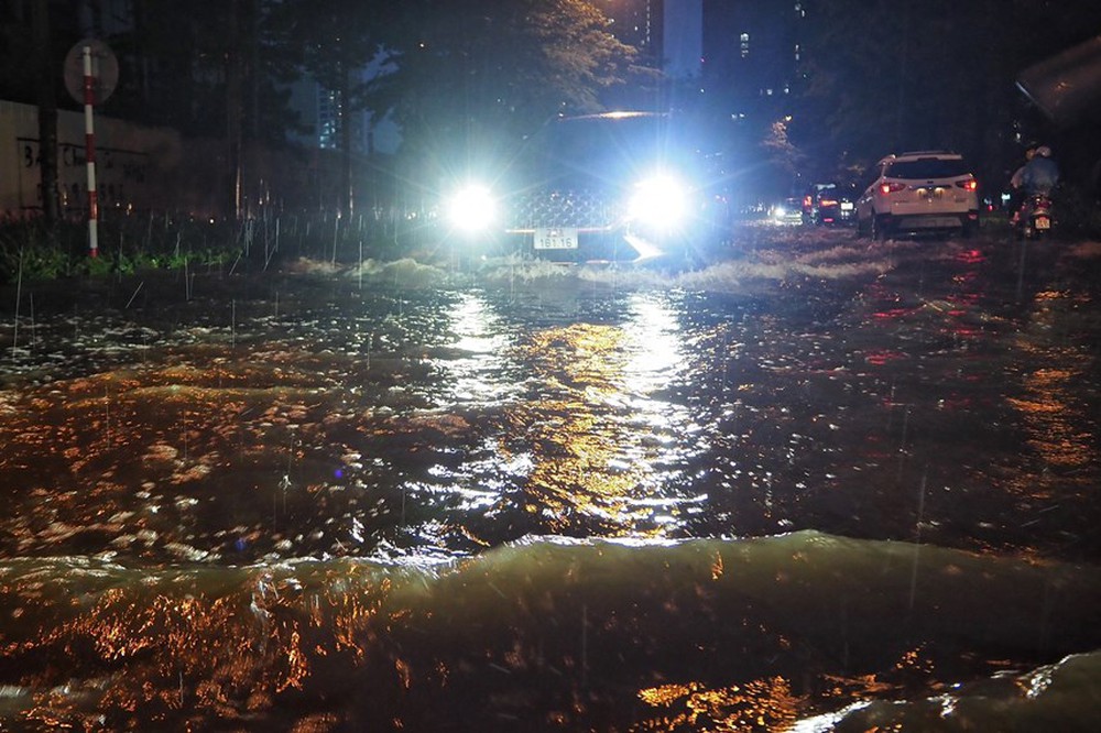 Hà Nội: Rác thải ngập đường sau cơn mưa lớn chiều 31/7 - Ảnh 12.
