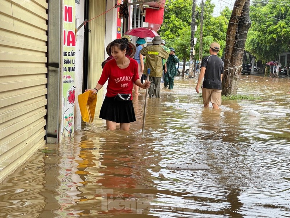 Mưa lớn, ngập sâu, người dân bơi phao trên phố Lào Cai - Ảnh 5.