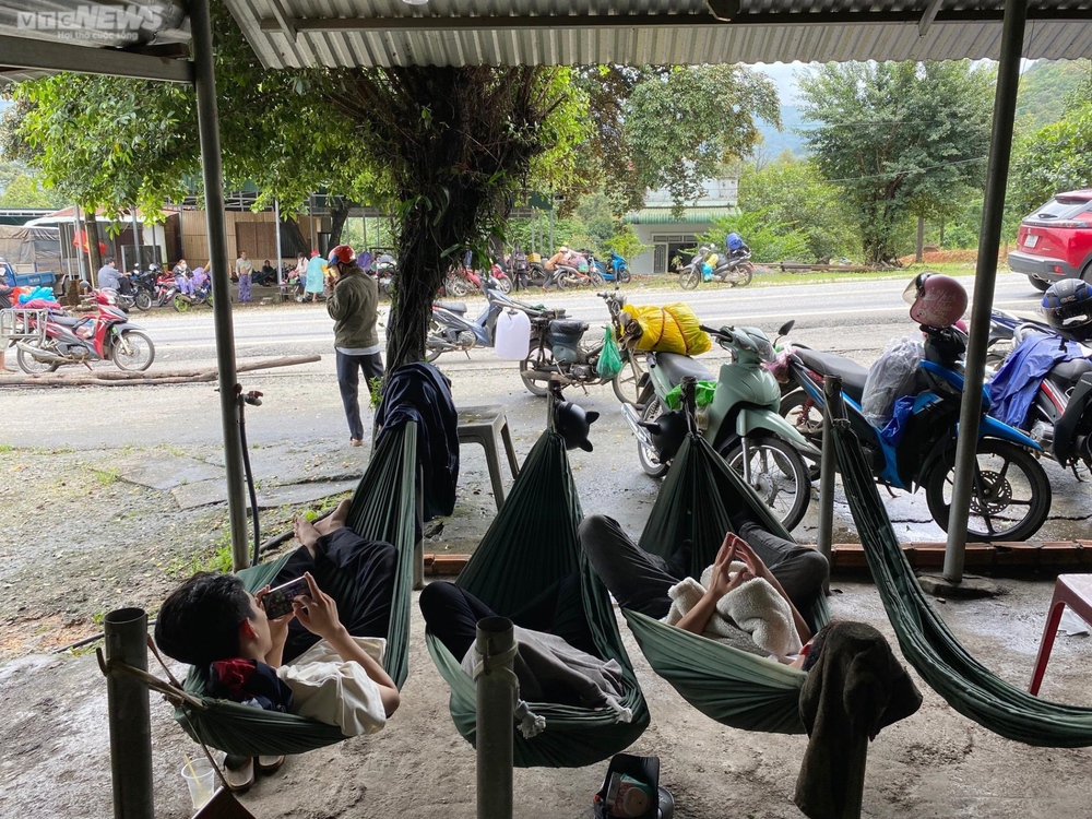 Người dân kẹt lại dưới chân đèo Bảo Lộc nhiều giờ, chờ đợi thông xe - Ảnh 7.