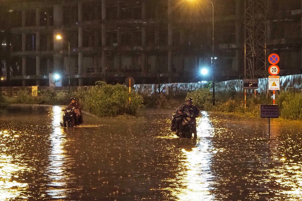 Hà Nội: Rác thải ngập đường sau cơn mưa lớn chiều 31/7 - Ảnh 10.
