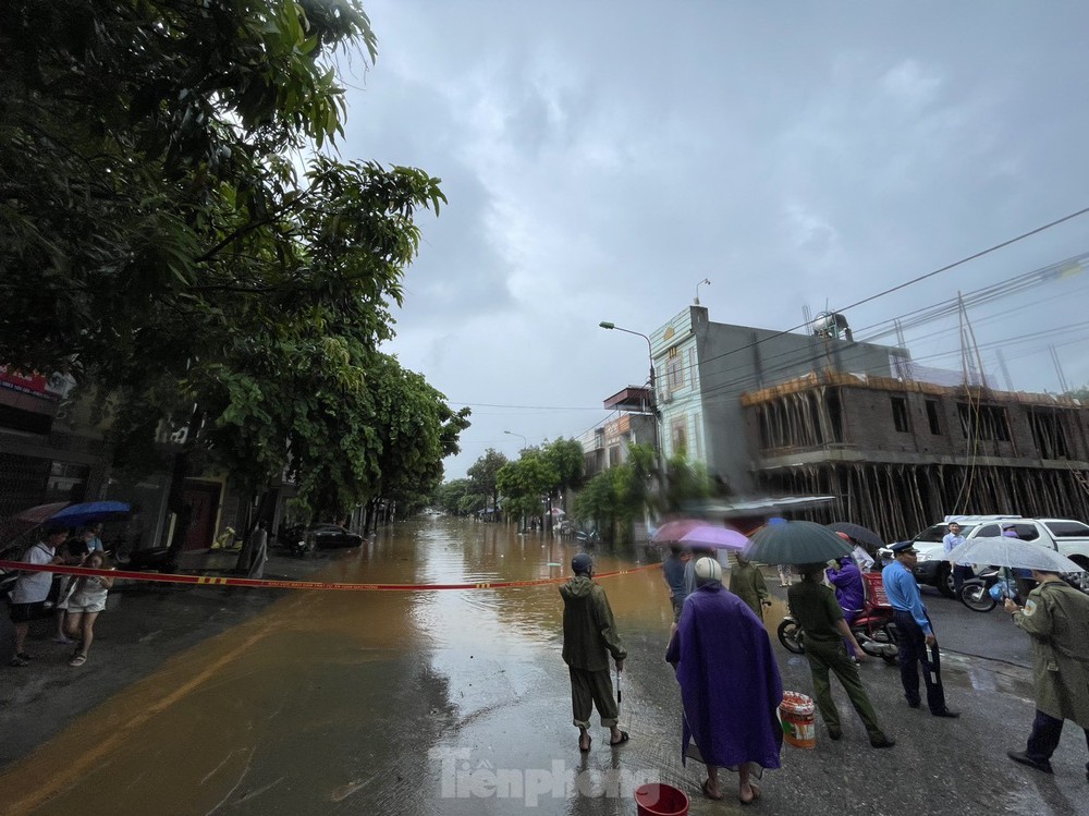 Mưa lớn, ngập sâu, người dân bơi phao trên phố Lào Cai - Ảnh 3.