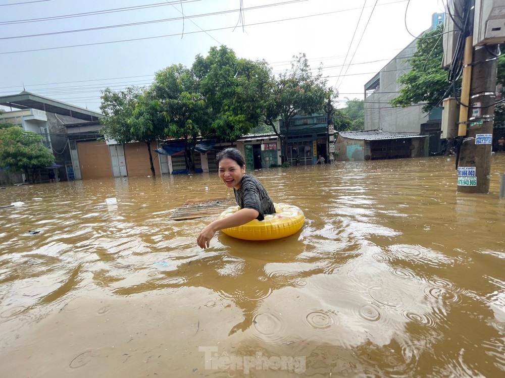 Mưa lớn, ngập sâu, người dân bơi phao trên phố Lào Cai - Ảnh 2.