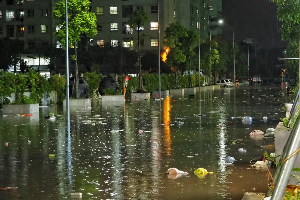 Hà Nội: Rác thải ngập đường sau cơn mưa lớn chiều 31/7 - Ảnh 8.