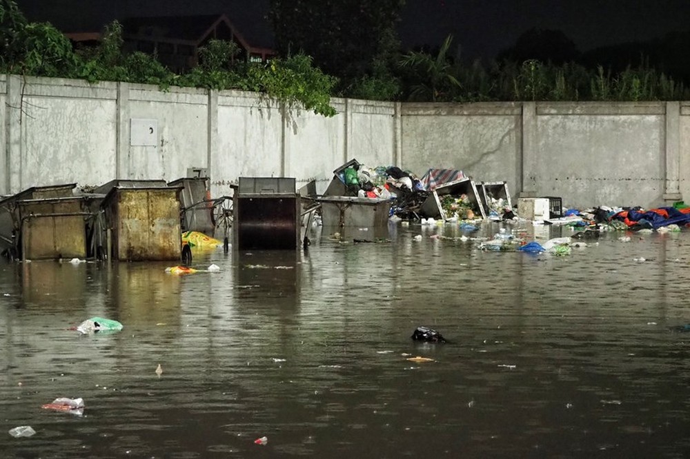 Hà Nội: Rác thải ngập đường sau cơn mưa lớn chiều 31/7 - Ảnh 6.