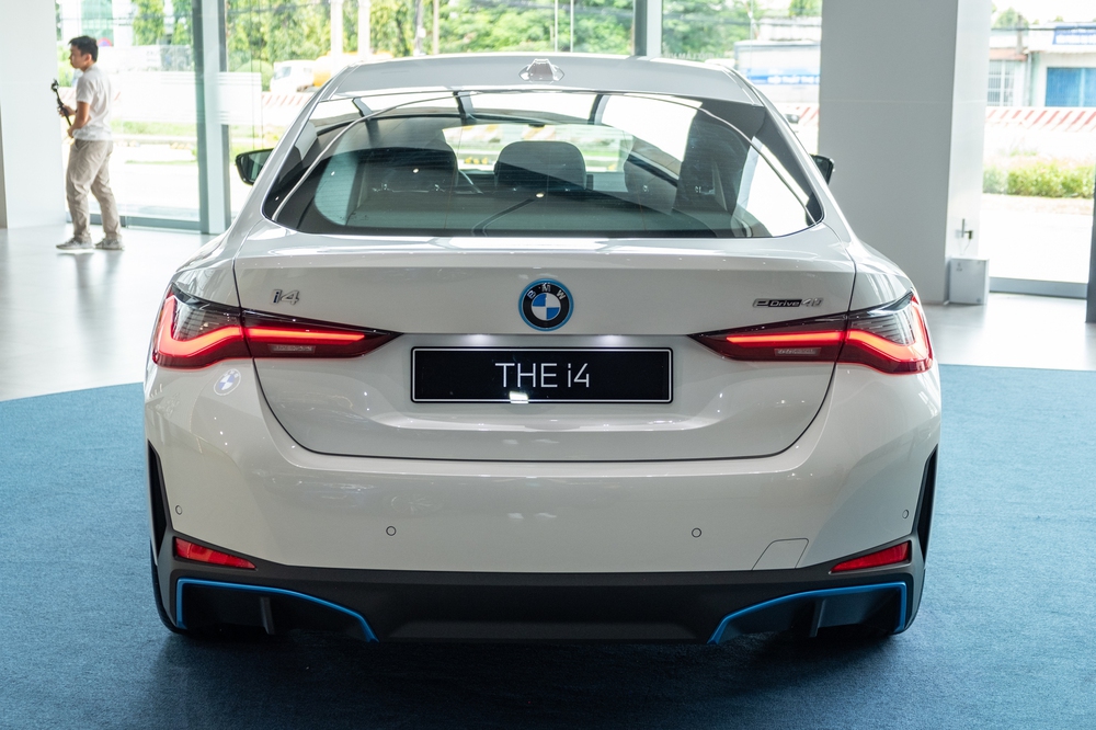 BMW i4 giá gần 3,8 tỷ tại Việt Nam: Vài điểm khác 4-Series, không mạnh bằng Taycan nhưng tầm vận hành khủng gần 600km/sạc - Ảnh 12.