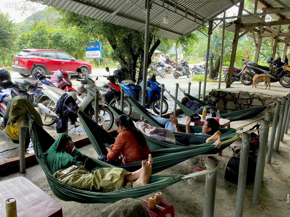 Người dân kẹt lại dưới chân đèo Bảo Lộc nhiều giờ, chờ đợi thông xe - Ảnh 2.