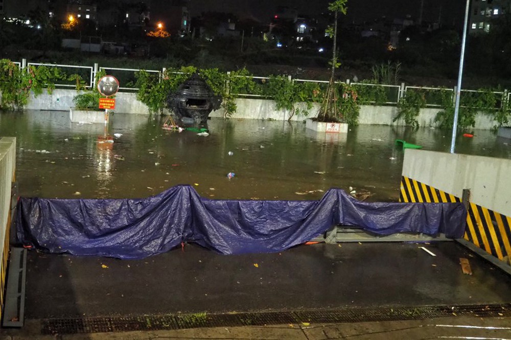Hà Nội: Rác thải ngập đường sau cơn mưa lớn chiều 31/7 - Ảnh 5.