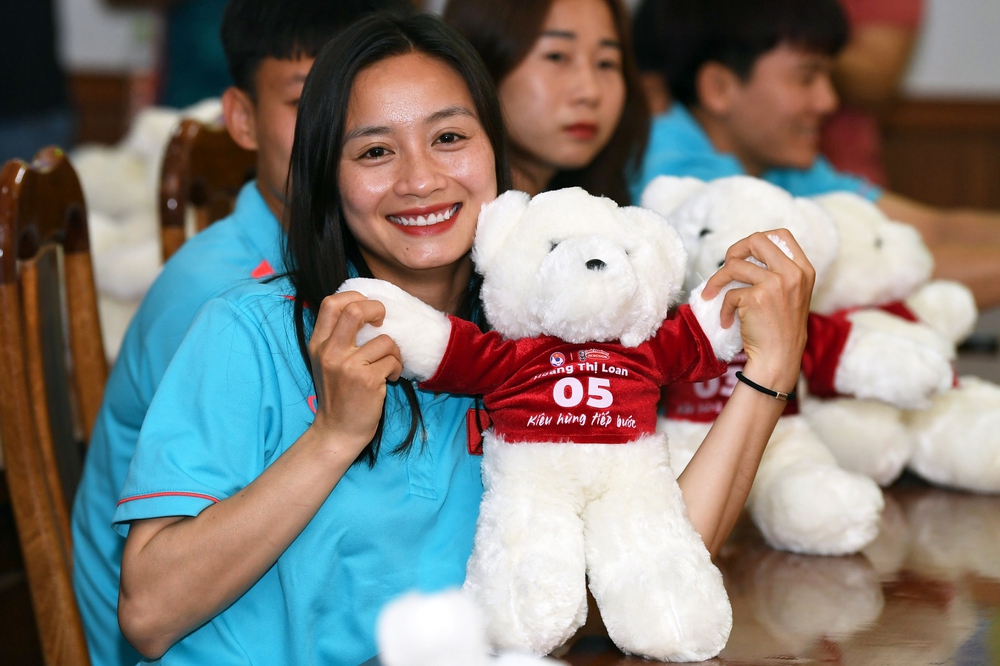 Thanh Nhã tạo dáng cùng Huỳnh Như, tuyển nữ Việt Nam thích thú khi được tặng gấu bông - Ảnh 2.