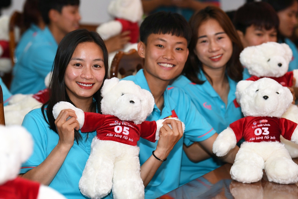Thanh Nhã tạo dáng cùng Huỳnh Như, tuyển nữ Việt Nam thích thú khi được tặng gấu bông - Ảnh 4.