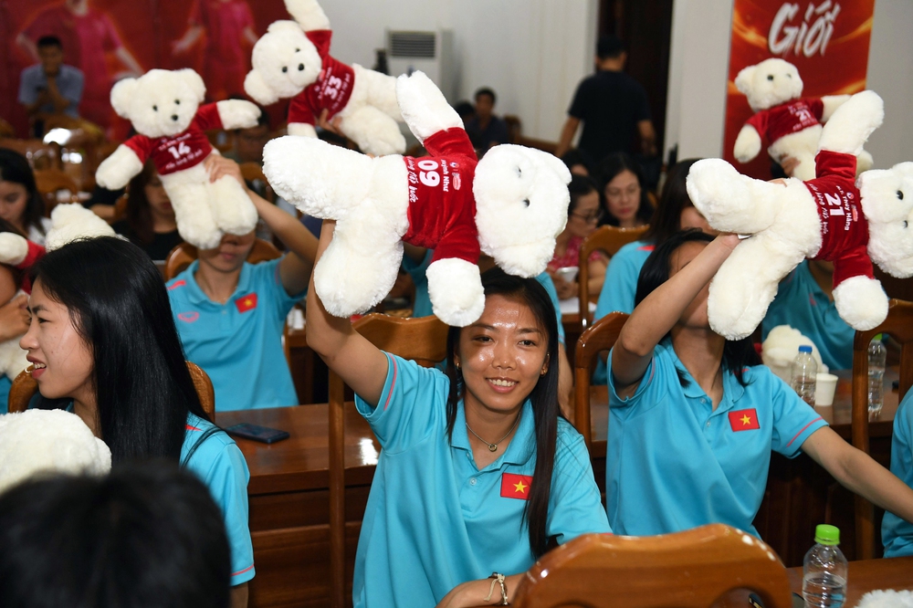 Thanh Nhã tạo dáng cùng Huỳnh Như, tuyển nữ Việt Nam thích thú khi được tặng gấu bông - Ảnh 3.
