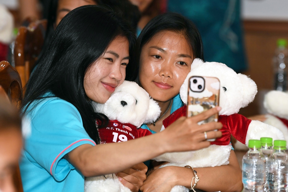 Thanh Nhã tạo dáng cùng Huỳnh Như, tuyển nữ Việt Nam thích thú khi được tặng gấu bông - Ảnh 1.