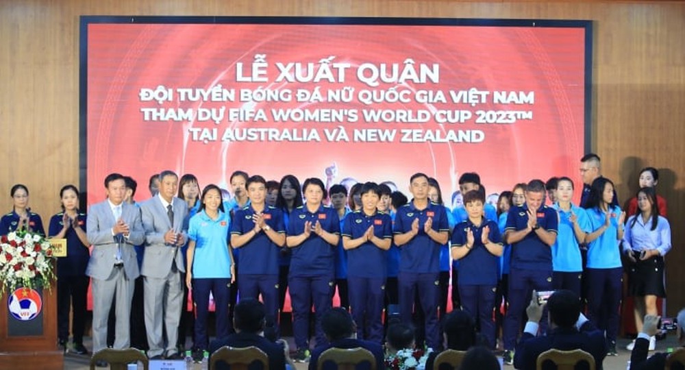 Khoảnh khắc đội tuyển nữ Việt Nam rạng ngời trước ngày lên đường dự World Cup - Ảnh 1.