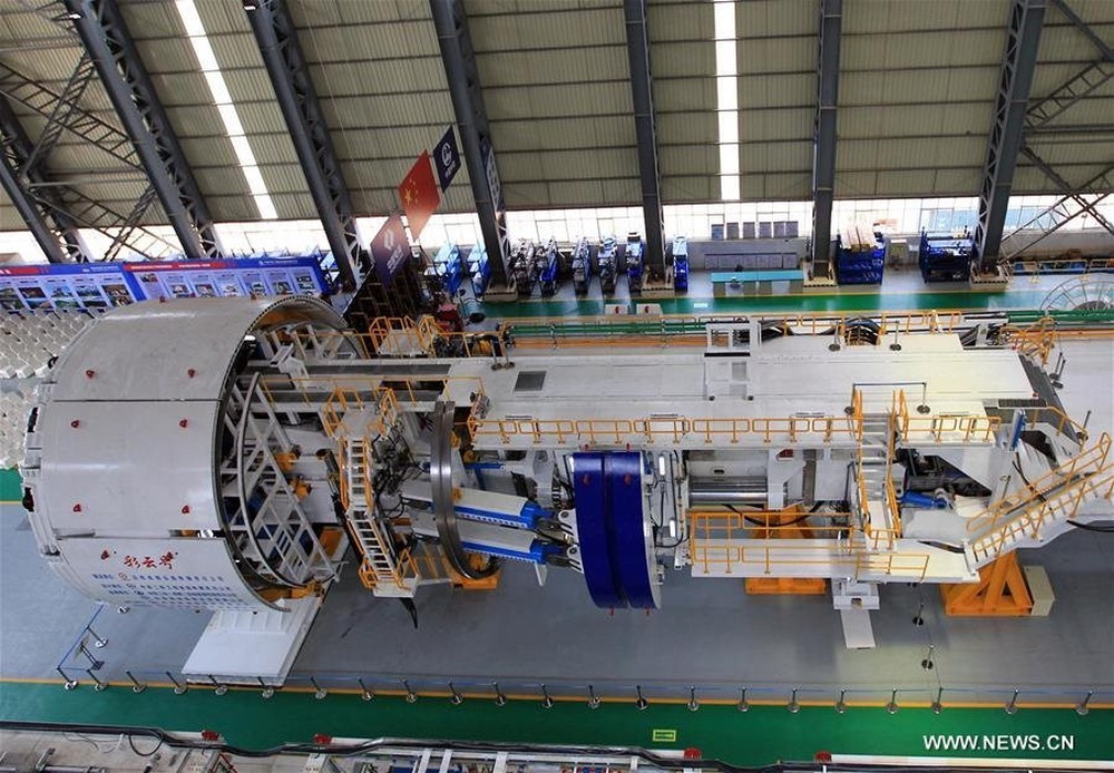 Trung Quốc chế tạo ‘siêu cỗ máy’ bất bại: Nặng 1.900 tấn, có khả năng đào 350 m xuống lòng đất chỉ trong vòng 1 tháng, giúp giảm mạnh chi phí thi công - Ảnh 3.