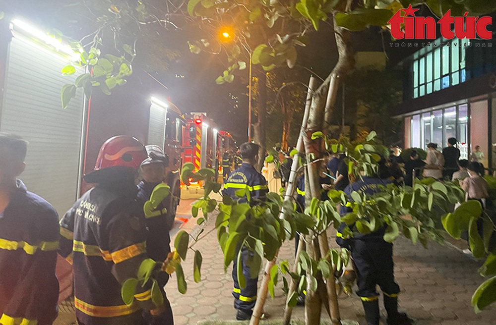 Cháy căn hộ tầng 25 tòa chung cư đường Mễ Trì khiến người dân hoảng loạn - Ảnh 3.