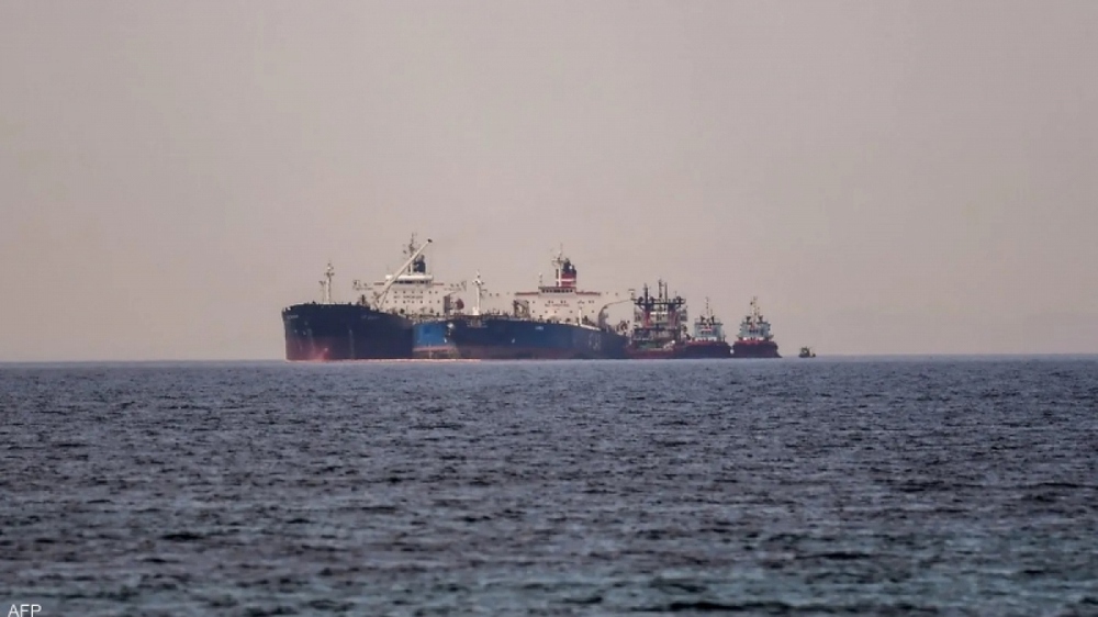 Hải quân Mỹ ngăn Iran bắt giữ hai tàu chở dầu ở Vịnh Oman - Ảnh 1.