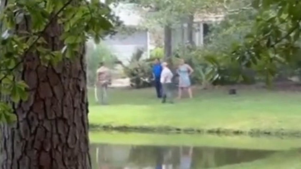 Một phụ nữ bị cá sấu cắn chết khi đi dạo gần sân golf - Ảnh 1.