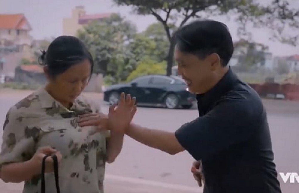 Cảnh quay giấu tiền trong ngực của cặp ‘lươn chúa’ phim Cuộc đời vẫn đẹp sao gây tranh cãi