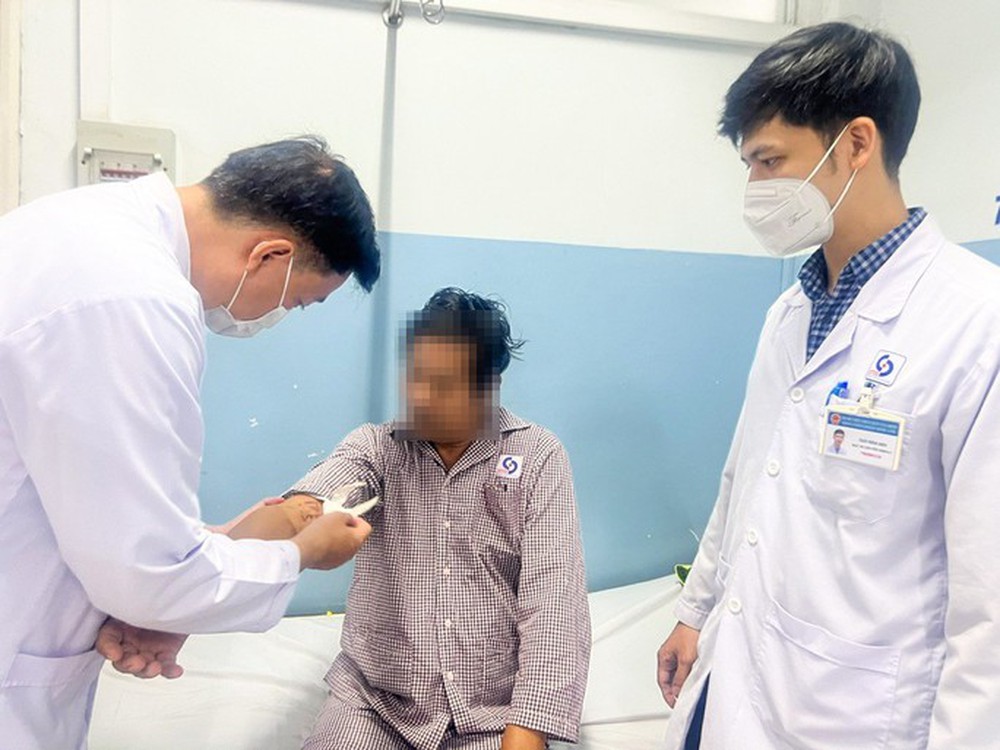 Chặn được bom nổ chậm nằm vùng hiểm của người đàn ông - Ảnh 1.