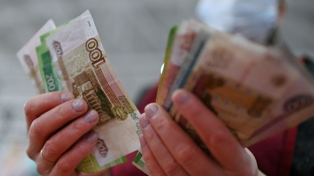 Đồng rúp mất giá và Nga có phải bán ngoại tệ? - Ảnh 1.