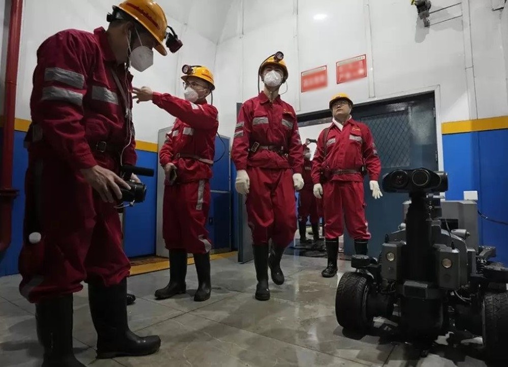 Đỉnh cao ngành khai thác ở Trung Quốc: Ngồi phòng điều hòa trên mặt đất điều khiển “quái vật công nghệ” để đào “vàng đen”
