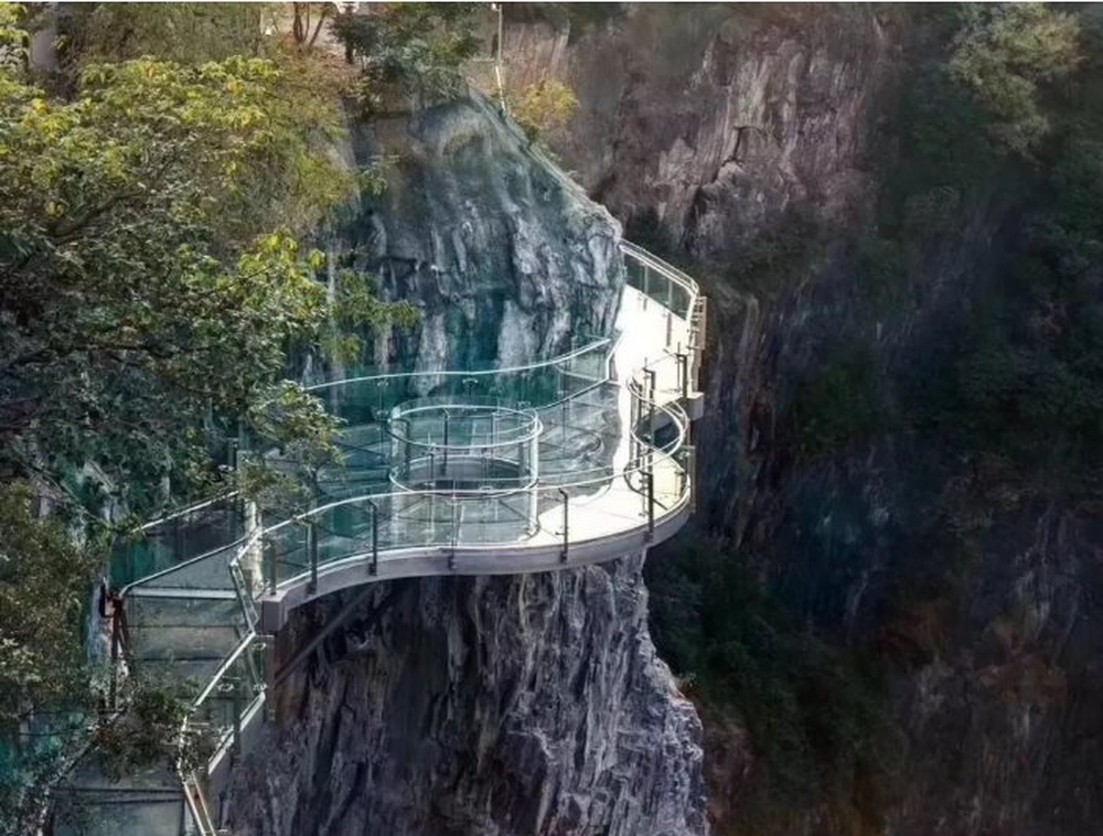 Đây là cách các “pháp sư Trung Hoa” xây kỳ quan kiến trúc thế giới tựa trên vách đá sâu gần 100 m: Đội ngũ 5.000 người làm việc 12 năm mới xây xong toà nhà 18 tầng - Ảnh 13.