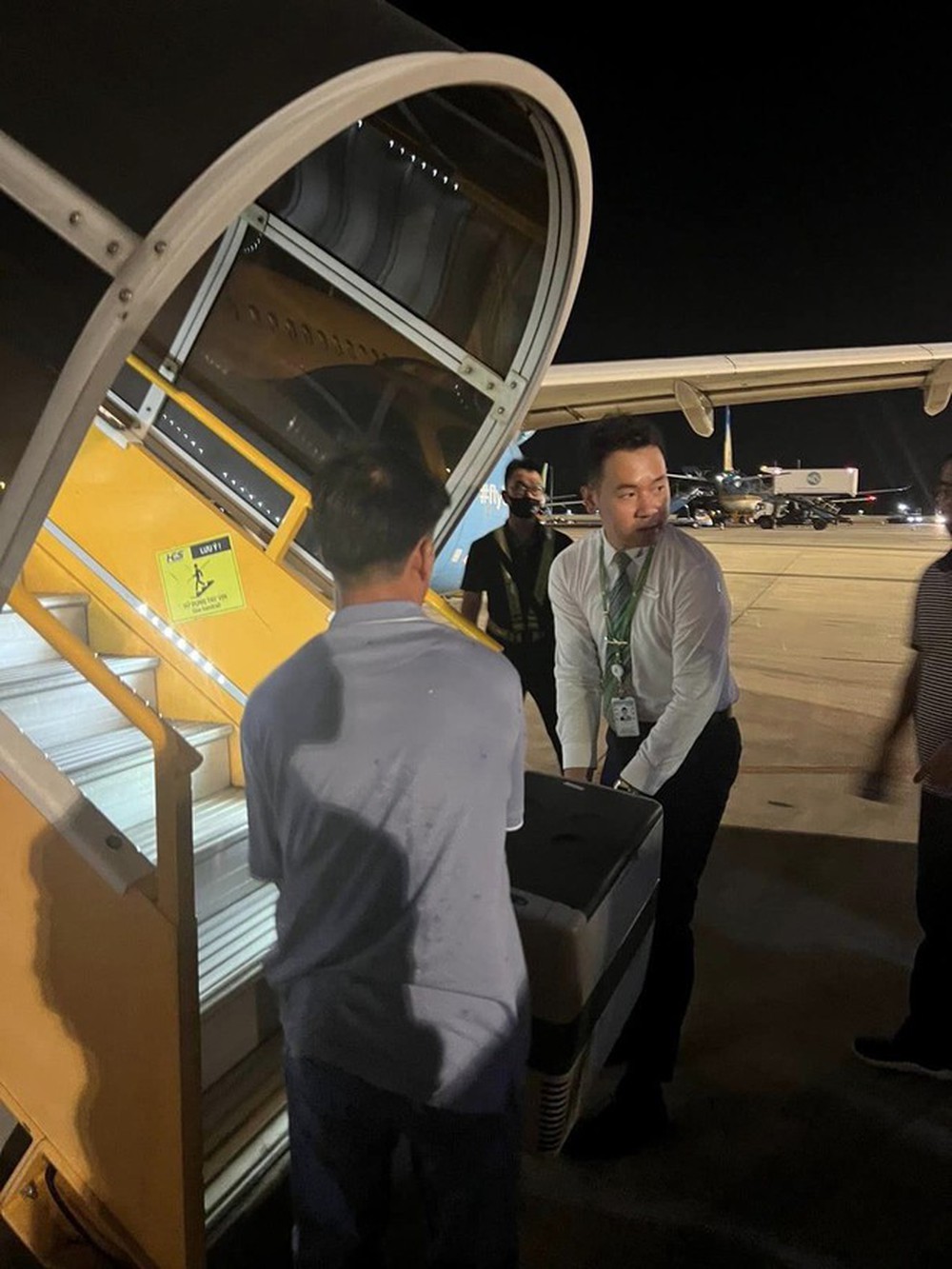 Bị delay 23 phút nhưng 159 hành khách vẫn vui vẻ đợi: Bởi có 1 trái tim đang “chạy đua” gieo mầm sự sống mới
