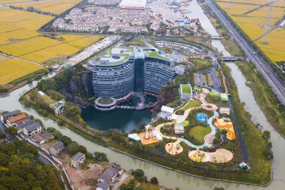 Đây là cách các “pháp sư Trung Hoa” xây kỳ quan kiến trúc thế giới tựa trên vách đá sâu gần 100 m: Đội ngũ 5.000 người làm việc 12 năm mới xây xong toà nhà 18 tầng - Ảnh 4.