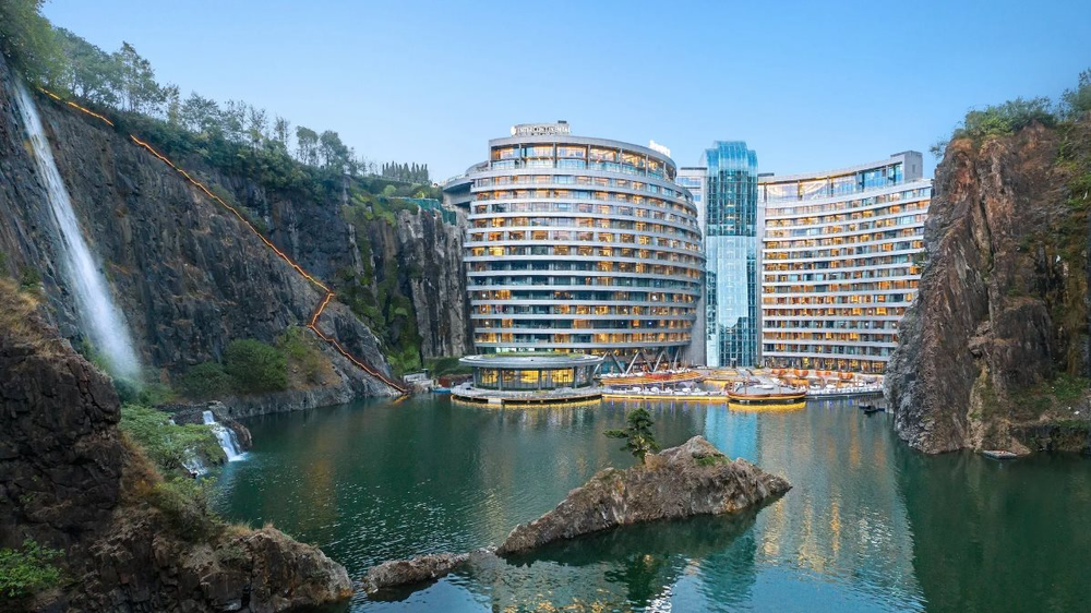 Đây là cách các “pháp sư Trung Hoa” xây kỳ quan kiến trúc thế giới tựa trên vách đá sâu gần 100 m: Đội ngũ 5.000 người làm việc 12 năm mới xây xong toà nhà 18 tầng - Ảnh 2.