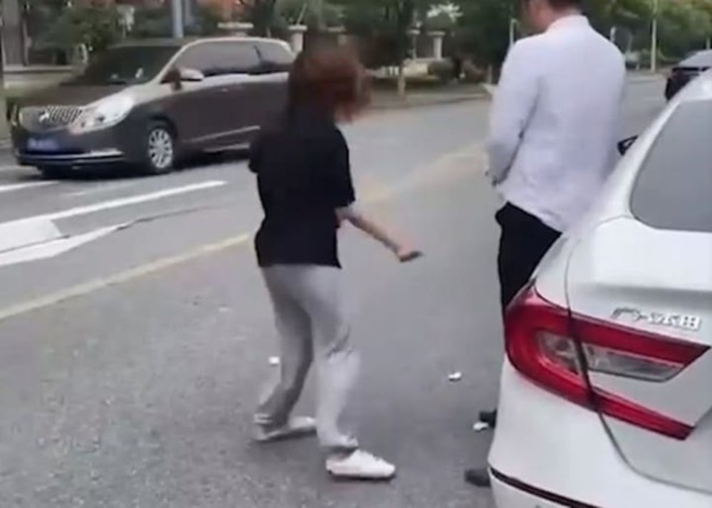 Cô gái nổi điên đập phá taxi khi tài xế từ chối đề nghị tình một đêm - Ảnh 1. Cô gái nổi điên đập phá taxi khi tài xế từ chối đề nghị tình một đêm - Ảnh 1.