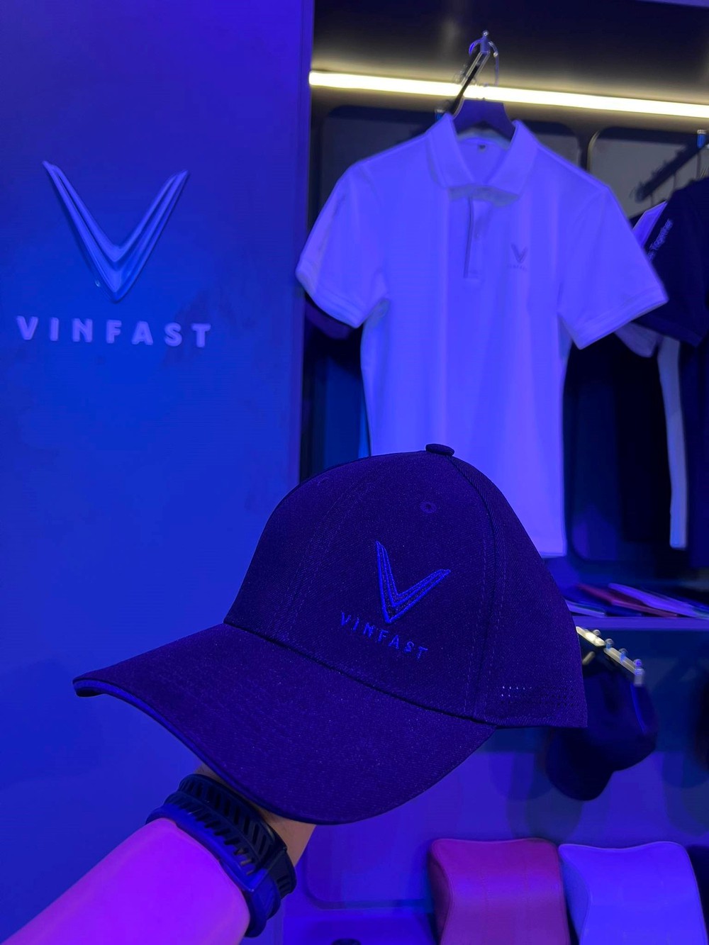 VinFast bán áo polo, mũ lưỡi trai, gối cổ, bình giữ nhiệt, gối tựa đầu... giá từ hơn 500.000 đồng - Ảnh 7.