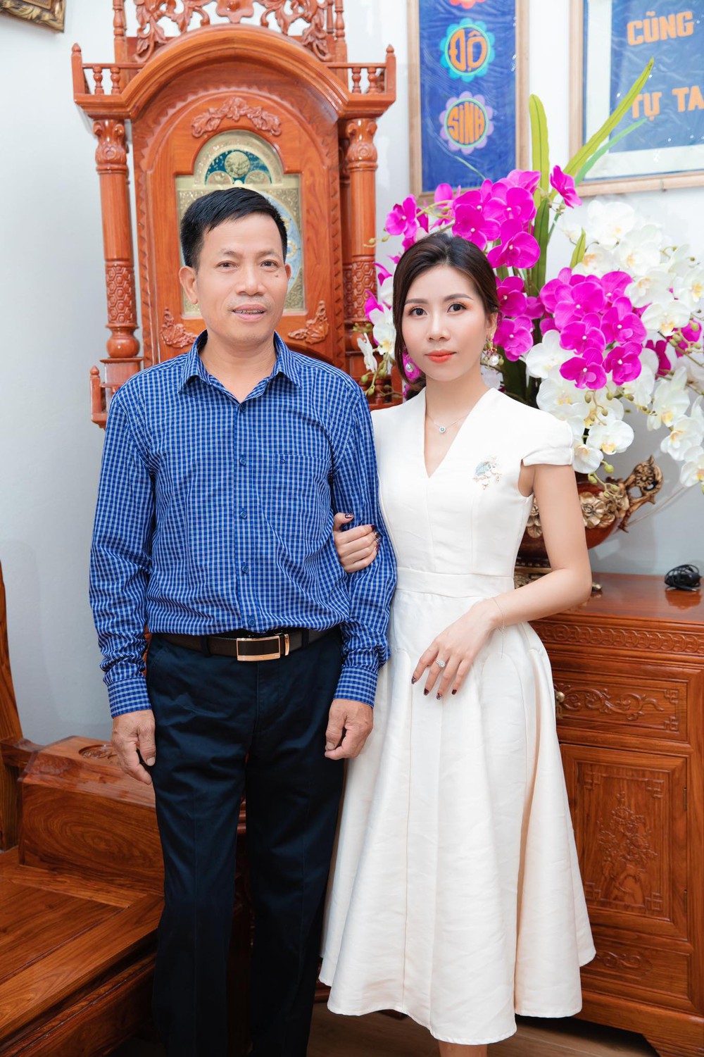 Con gái check camera thấy bố vừa ăn cơm vừa òa khóc, hóa ra do ‘bí mật’ ở bức ảnh treo tường