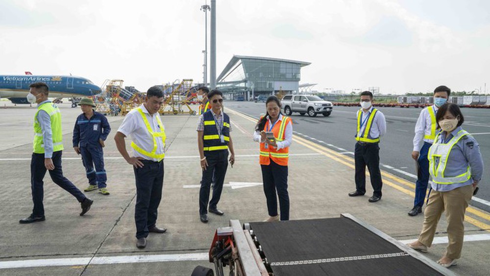 Cận cảnh soi đường băng tìm vật thể lạ ở sân bay Nội Bài - Ảnh 12. Cận cảnh soi đường băng tìm vật thể lạ ở sân bay Nội Bài - Ảnh 12.