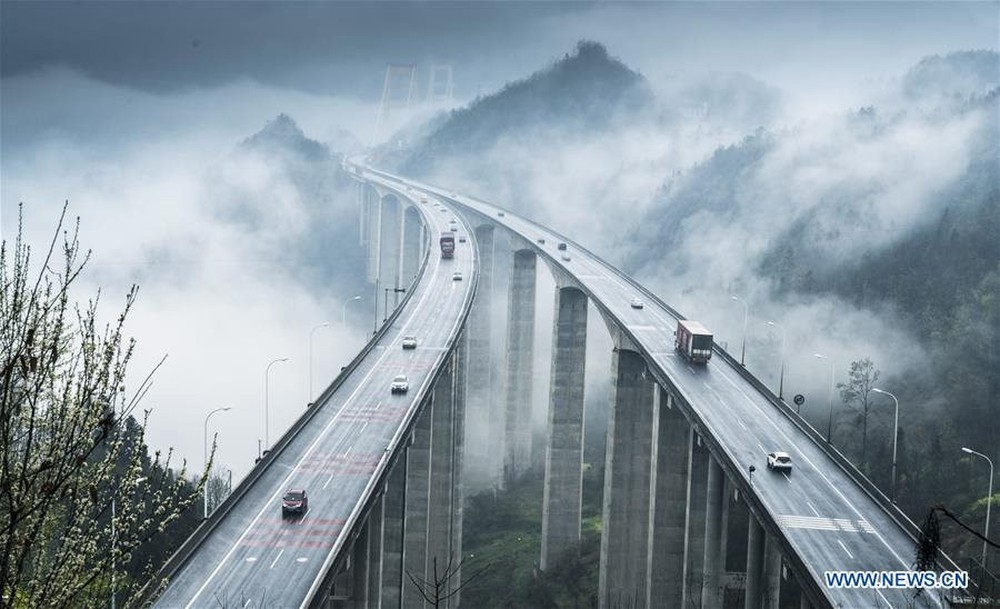 Dùng tên lửa để... xây cầu, Trung Quốc khiến thế giới ngỡ ngàng với công trình đi trên mây độc đáo - Ảnh 1. Dùng tên lửa để... xây cầu, Trung Quốc khiến thế giới ngỡ ngàng với công trình đi trên mây độc đáo - Ảnh 1.