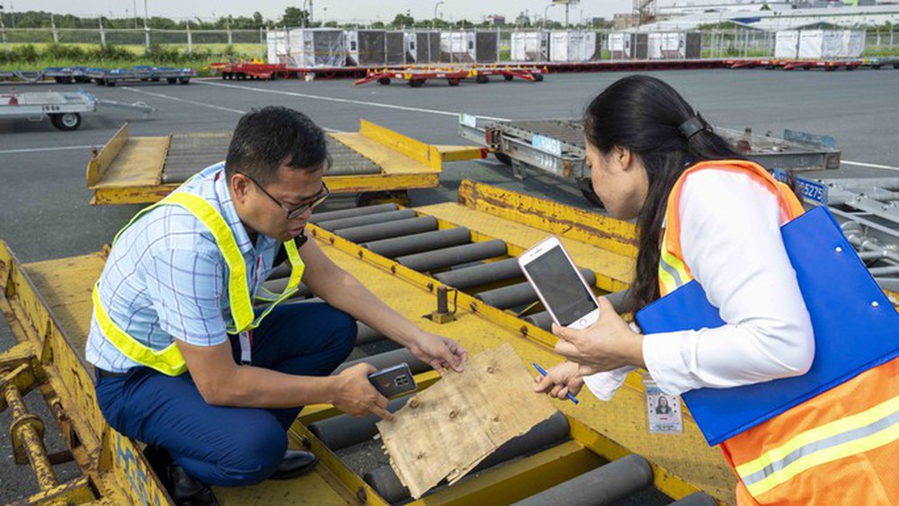 Cận cảnh soi đường băng tìm vật thể lạ ở sân bay Nội Bài - Ảnh 11. Cận cảnh soi đường băng tìm vật thể lạ ở sân bay Nội Bài - Ảnh 11.