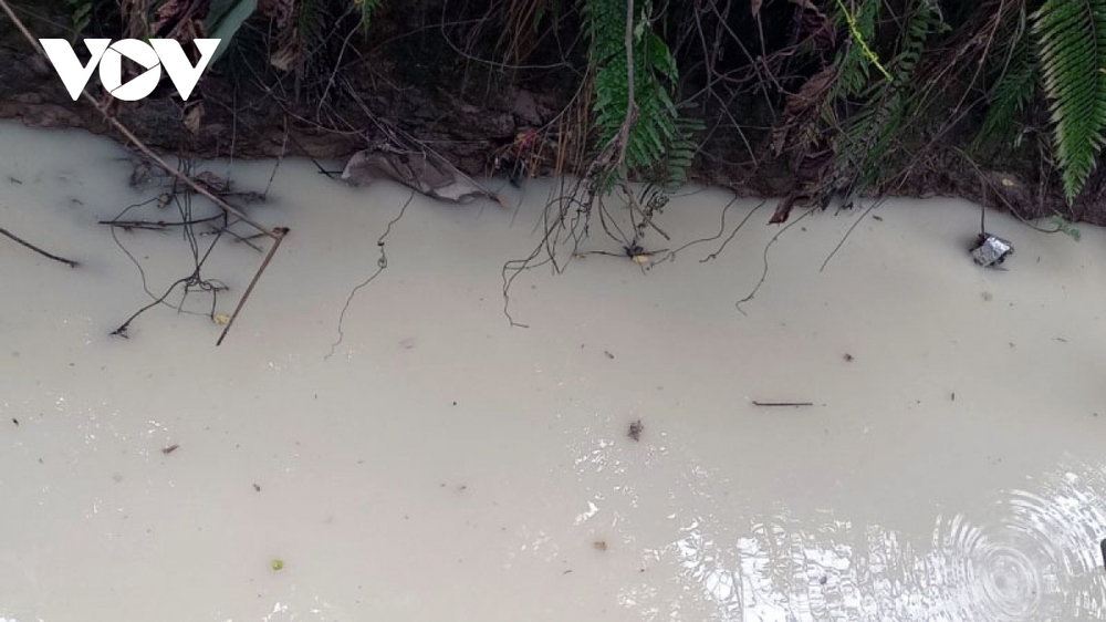 Làm rõ tình trạng nước đổi màu gần khu công nghiệp phía Nam tỉnh Yên Bái - Ảnh 1.