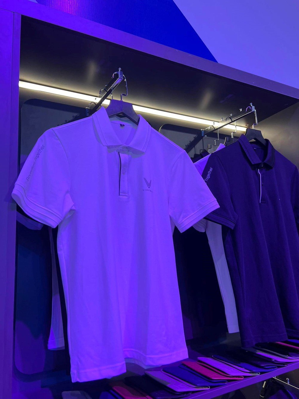 VinFast bán áo polo, mũ lưỡi trai, gối cổ, bình giữ nhiệt, gối tựa đầu... giá từ hơn 500.000 đồng - Ảnh 4.