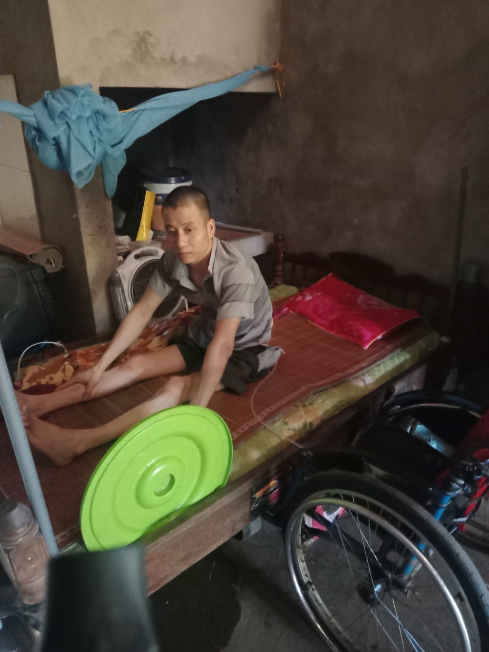 Chồng và con trai cả qua đời, con trai thứ bại liệt, người phụ nữ lớn tuổi vừa mưu sinh vừa chạy thận