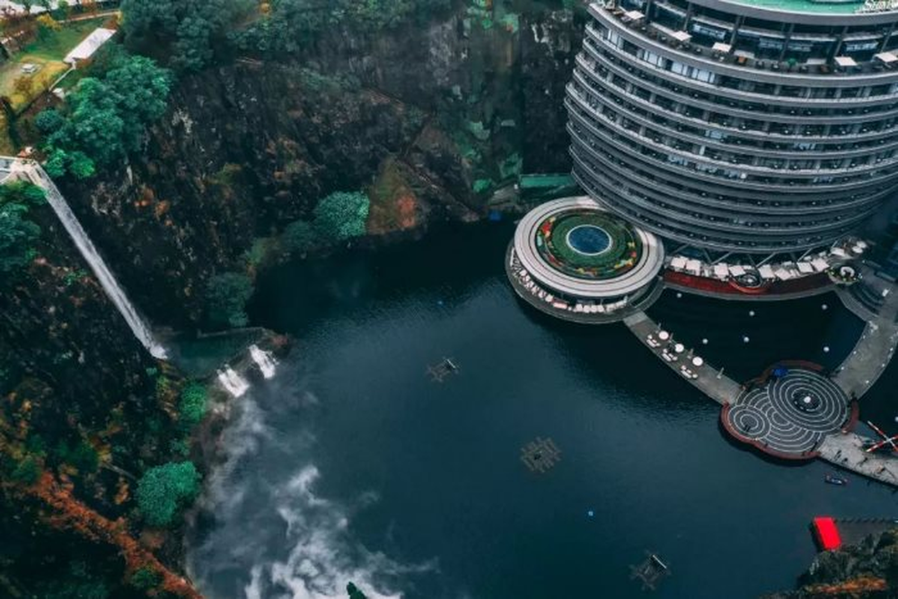 Đây là cách các “pháp sư Trung Hoa” xây kỳ quan kiến trúc thế giới tựa trên vách đá sâu gần 100 m: Đội ngũ 5.000 người làm việc 12 năm mới xây xong toà nhà 18 tầng - Ảnh 9.