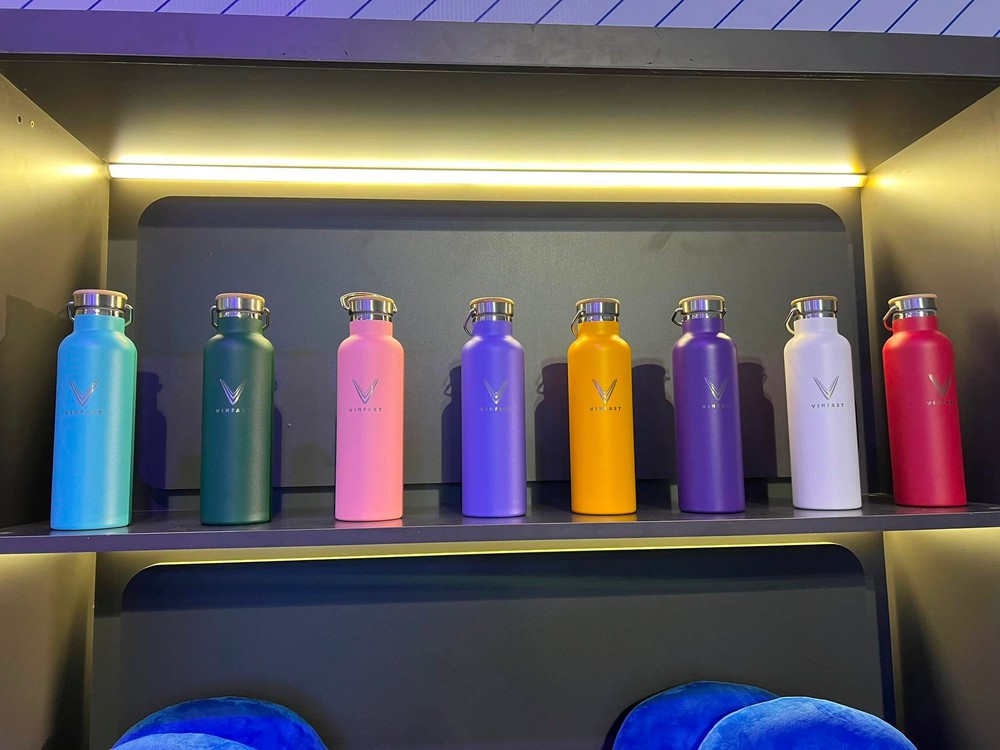 VinFast bán áo polo, mũ lưỡi trai, gối cổ, bình giữ nhiệt, gối tựa đầu... giá từ hơn 500.000 đồng - Ảnh 3.