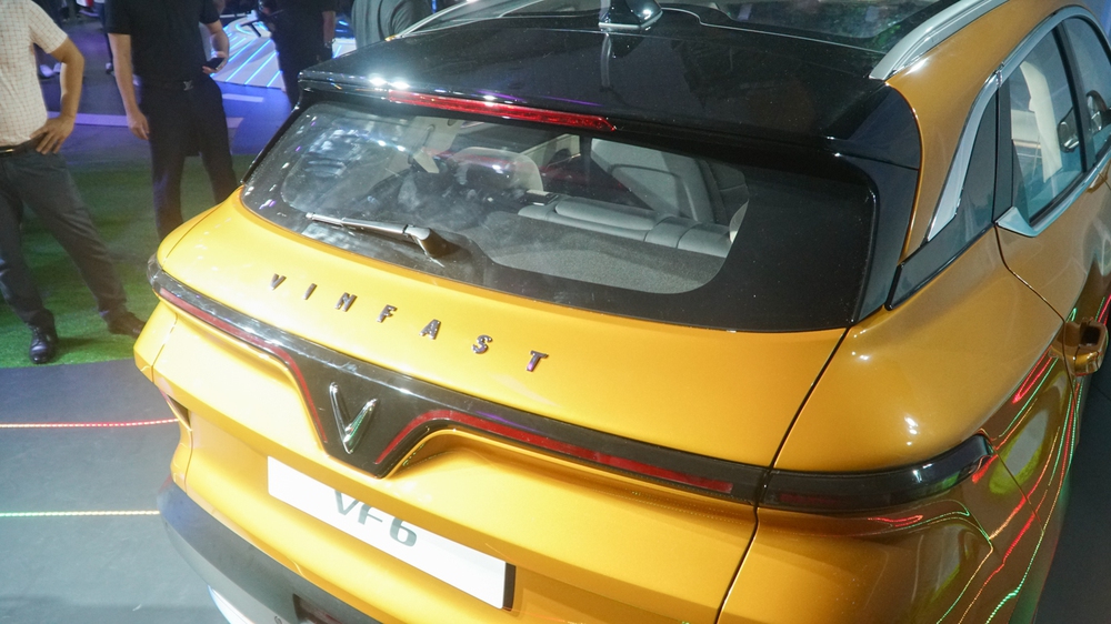 VinFast VF 6 ra mắt Việt Nam: Tầm vận hành gần 400km, là bom tấn phân khúc SUV hạng B sắp mở bán - Ảnh 10.