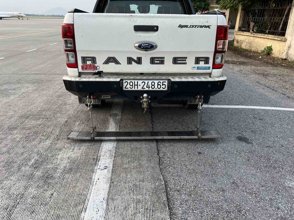 Cận cảnh soi đường băng tìm vật thể lạ ở sân bay Nội Bài - Ảnh 9. Cận cảnh soi đường băng tìm vật thể lạ ở sân bay Nội Bài - Ảnh 9.
