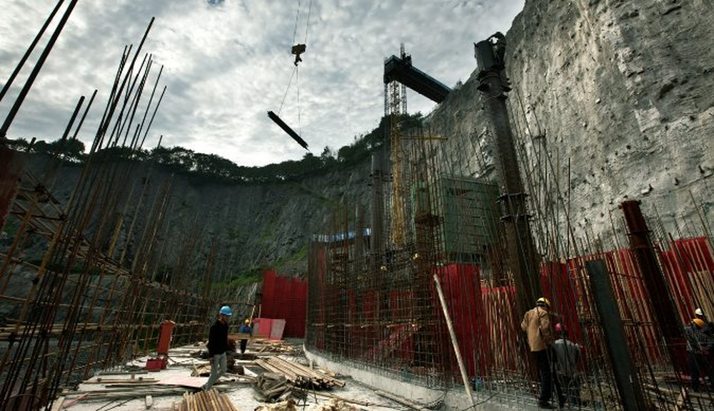 Đây là cách các “pháp sư Trung Hoa” xây kỳ quan kiến trúc thế giới tựa trên vách đá sâu gần 100 m: Đội ngũ 5.000 người làm việc 12 năm mới xây xong toà nhà 18 tầng - Ảnh 7.