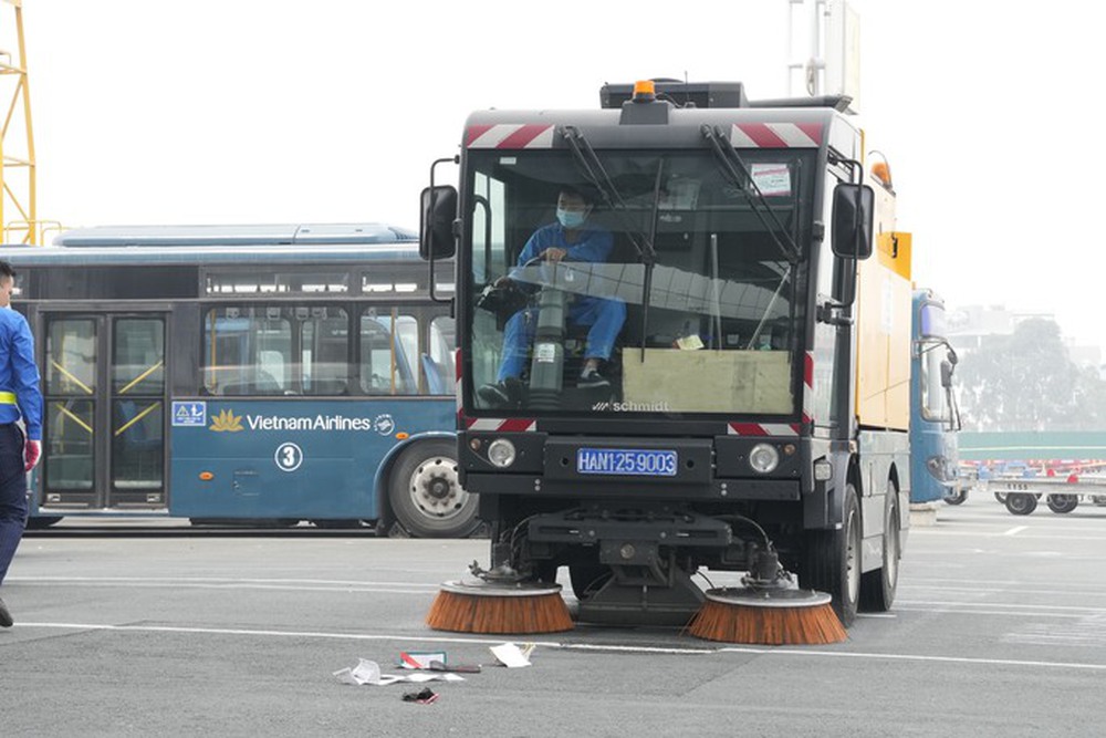 Cận cảnh soi đường băng tìm vật thể lạ ở sân bay Nội Bài - Ảnh 8. Cận cảnh soi đường băng tìm vật thể lạ ở sân bay Nội Bài - Ảnh 8.