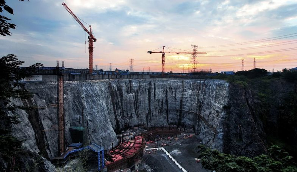 Đây là cách các “pháp sư Trung Hoa” xây kỳ quan kiến trúc thế giới tựa trên vách đá sâu gần 100 m: Đội ngũ 5.000 người làm việc 12 năm mới xây xong toà nhà 18 tầng - Ảnh 6.