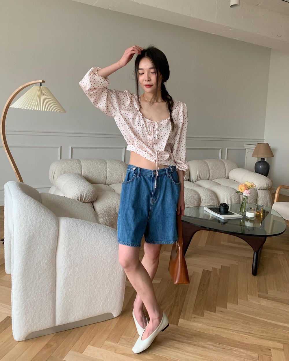 5 kiểu giày dép giúp trẻ hóa phong cách - Ảnh 2.